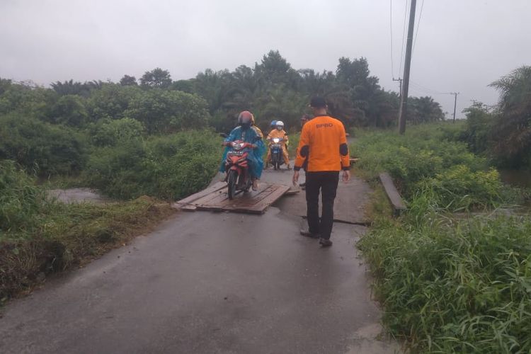 Jembatan penghubung antar desa di Kecamatan Simpang Teritip, Bangka Barat ambruk diterjang banjir, Kamis (14/1/2021).