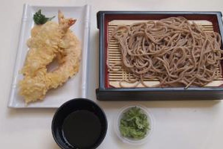 Tezaru Soba dari Sagami Soba, soba dingin yang disajikan bersama tempura.