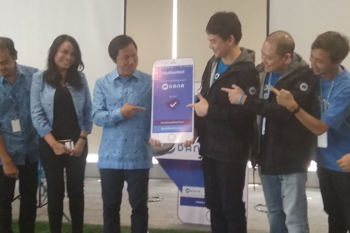 Direktur PT. Blue Bird, Sigit Djokosoetono, bersama CEO DANA, Vincent Iswara berfoto bersama di Jakarta, Rabu (20/11/2019).