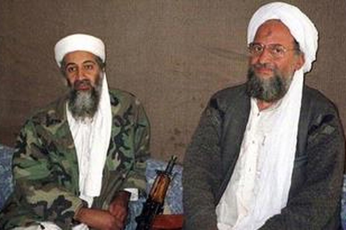 Osama bin Laden (kiri) duduk bersama penasehatnya, Ayman al-Zawahri, orang Mesir yang terkait Al -Qaeda, saat melayani wawancara jurnalis Pakistan, Hamid Mir. Foto ini terbit pertama di koran terhormat, Dawn, 10 November 2001. Al-Zawahri adalah kandidat utama untuk memimpin Al Qaeda setelah Osama tewas.