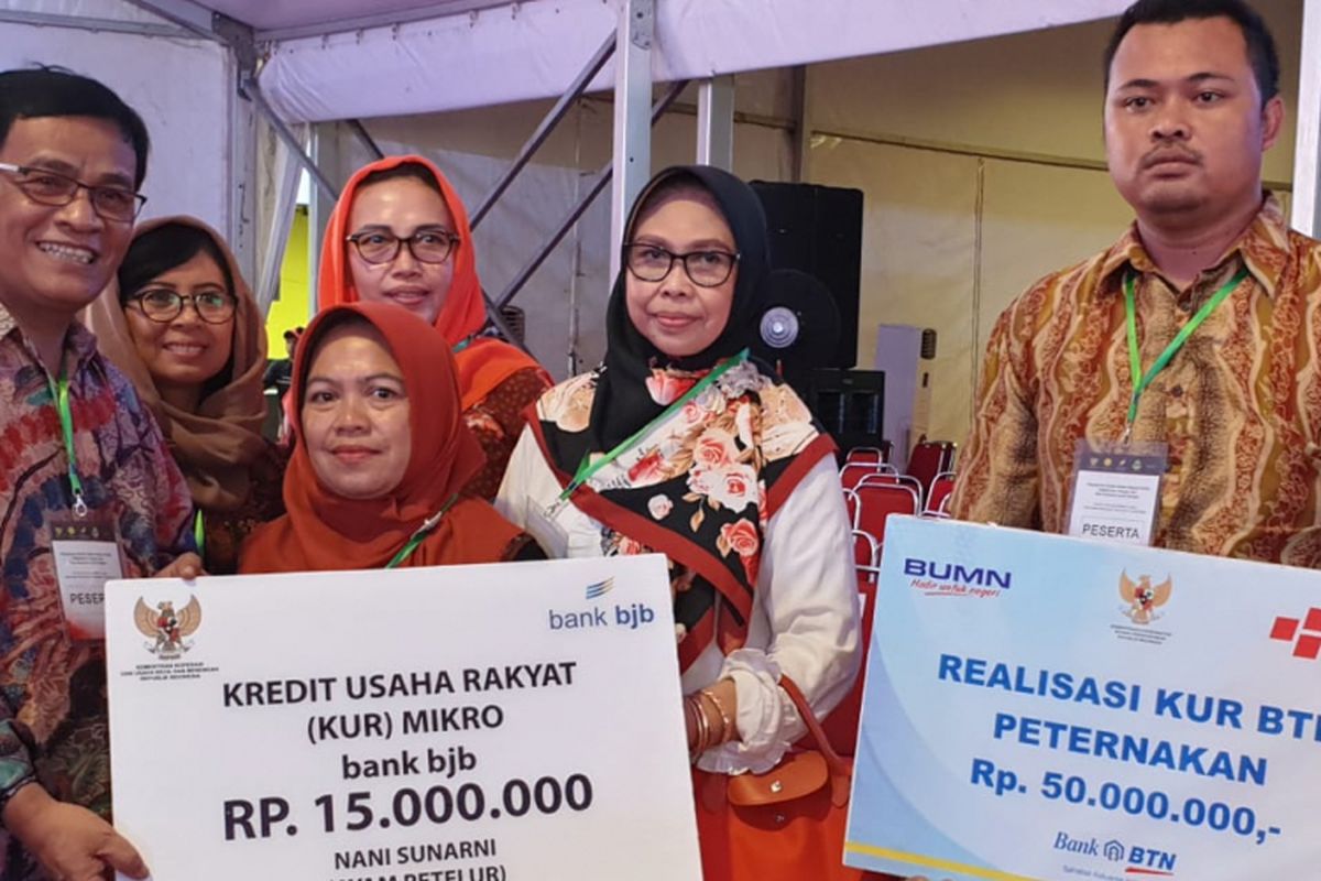 Tiga orang peternak asal Jawa Barat menerima bantuan Kredit Usaha Rakyat (KUR) dalam acara kunjungan Presiden Joko Widodo di Pondok Pesantren Miftahul Huda, Manonjaya, Tasikmalaya, Jawa Barat, Rabu (27/02/2019).