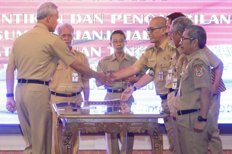 Langkah Gubernur Jawa Tengah Ganjar Pranowo melantik Kepala Sekolah SMKN Bawen, Jumeri, menjadi Kepala Dinas Pendidikan dan Kebudayaan dan Camat Kedungbanteng Kabupaten Tegal, Imam Maskur, sebagai Kepala Biro Kesra Pemprov Jateng mendapat apresiasi banyak pihak.