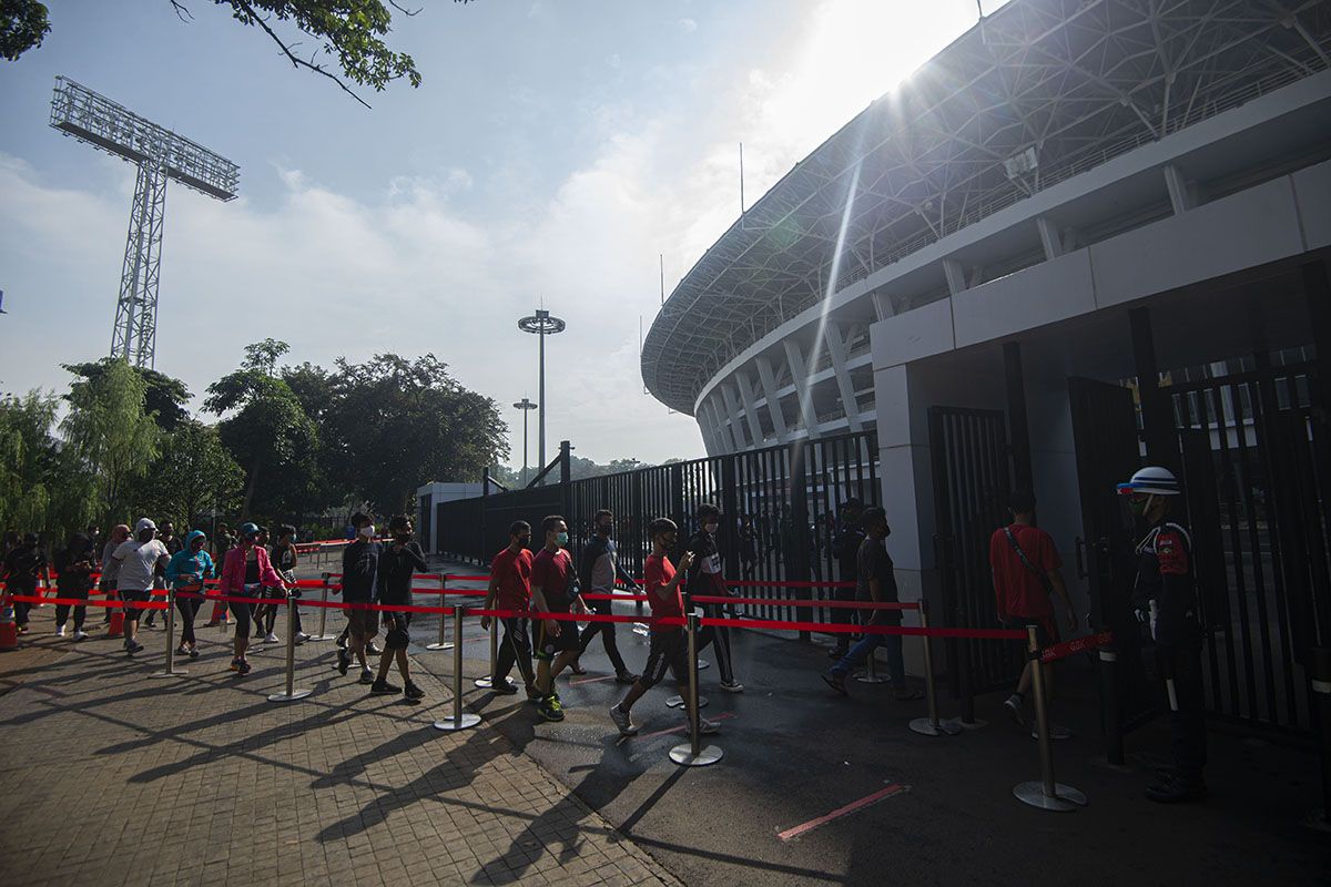 Sejumlah warga mengantre untuk memasuki area 'ring road' Stadion Utama Gelora Bung Karno (SUGBK) di Senayan, Jakarta, Minggu (21/6/2020). Selain membatasi akses menjadi dua pintu masuk dan satu pintu keluar, pengelola SUGBK juga melakukan pembatasan dengan membagi ke dalam sejumlah sesi di akhir pekan dengan durasi setiap sesi selama satu jam dan jumlah maksimal 1.000 pengunjung di dalam area 'ring road' untuk meminimalisir potensi penyebaran COVID-19.