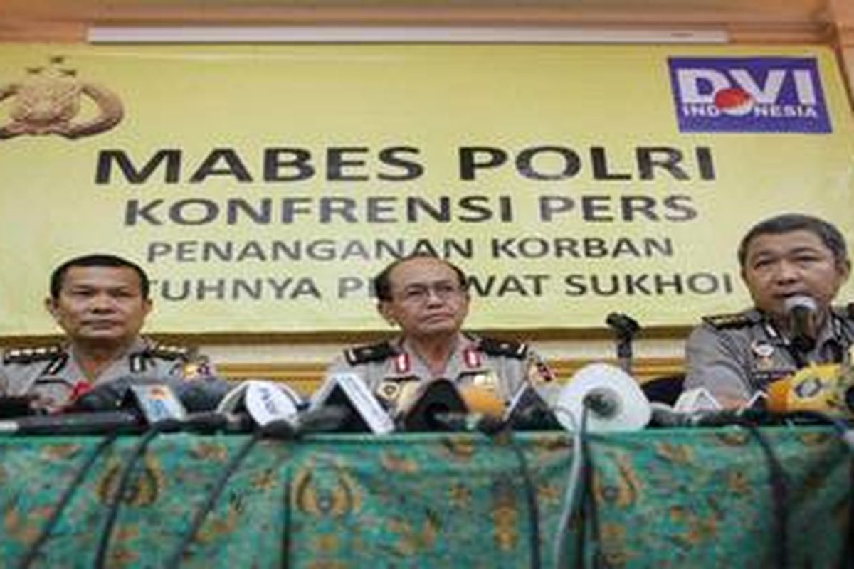 Direktur Eksekutif Disaster Victim Identification (DVI) Indonesia, Kombes Pol Anton Castilani (kanan), Kepala RS. Polri Sukanto, Brigjen Pol Agus Prayitno dan Kombes Pol Syafrizal menggelar jumpa Pers terkait proses identifikasi jenazah korban kecelakaan pesawat Sukhoi Super Jet 100 di RS Polri Sukanto, Kramatjati, Jakarta Timur, Sabtu (12/5/2012). Pengembalian jenazah kepada keluarga korban akan dilakukan secara bersamaan setelah proses identifikasi keseluruhan selesai.   