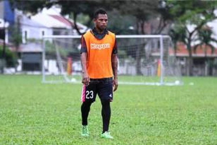 Oktovianus Maniani menjalani trial di PKNS FC