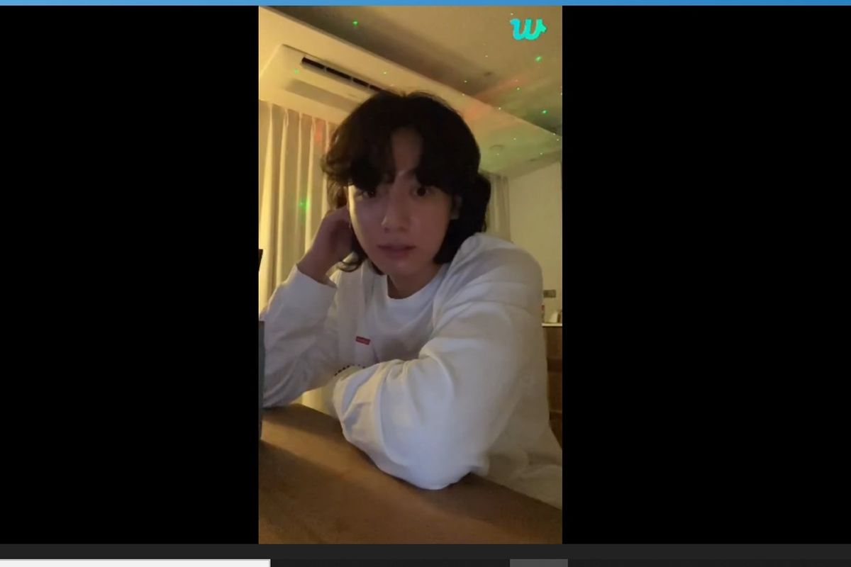 Jungkook BTS melakukan live di Weverse pada 25 Mei 2023.