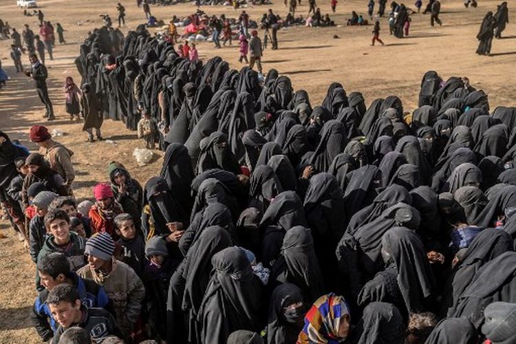 Warga sipil yang dievakuasi dari kelompok ISIS di Baghouz menunggu di area pemeriksaan yang diadakan oleh Pasukan Demokratik Suriah (SDF) pimpinan Kurdi yang didukung AS, di provinsi Deir Ezzor, Suriah timur, pada 5 Maret 2019.