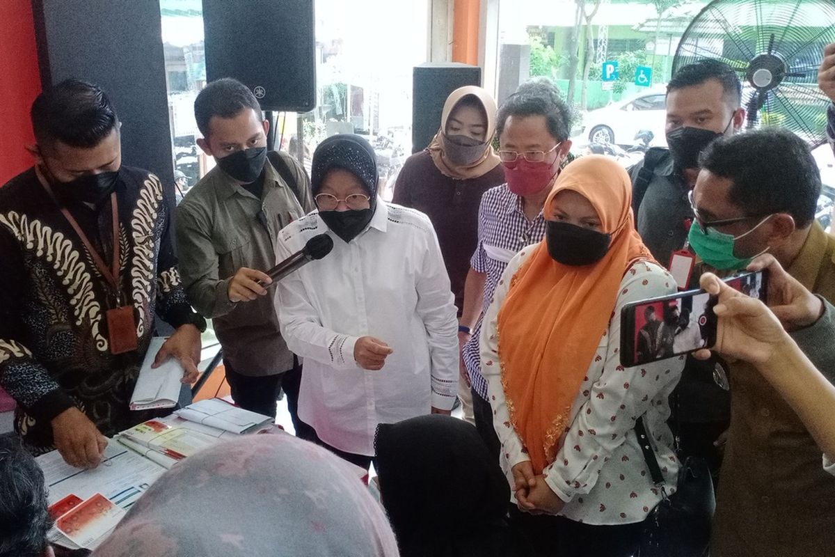 Menteri Sosial Tri Rismaharini turun langsung menginstruksikan para Camat, Lurah serta pendamping penerima bantuan untuk mengebut penyebaran bantuan Program Keluarga Harapan (PKH) dan Bantuan Pangan Non Tunai (BPNT) di Surabaya, Jawa Timur, khususnya di dua Kecamatan, yakni Tambaksari dan Sawahan Surabaya, Senin (27/12/2021).