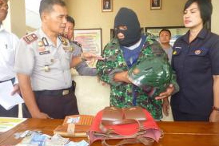 Budiyanto (47), warga RT 07/ RW 07 Kelurahan Baran, Kecamatan   Ambarawa, Kabupaten Semarang menggunakan atribut TNI AD untuk melancarkan aksi   pencurian.