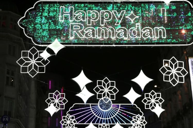 Lampu LED di pusat kota London untuk menyambut Ramadhan.