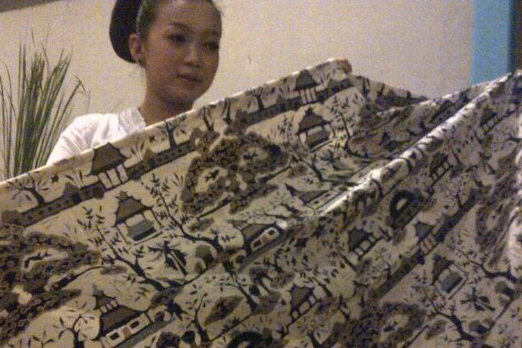 Batik Keraton Cirebon yang dipamerkan di Pameran yang digelar di Malang, Jawa Timur. Minggu (13/4/2014).