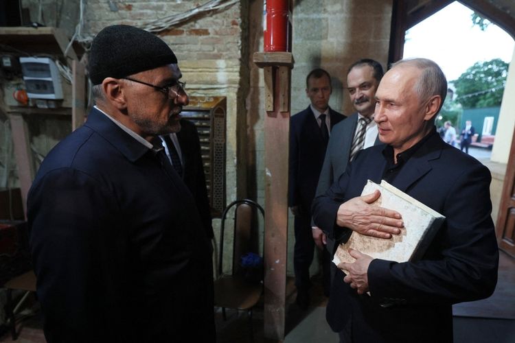 Presiden Rusia Vladimir Putin mengunjungi Masjid Juma di Derbent di Republik Dagestan Rusia, 28 Juni 2023. 