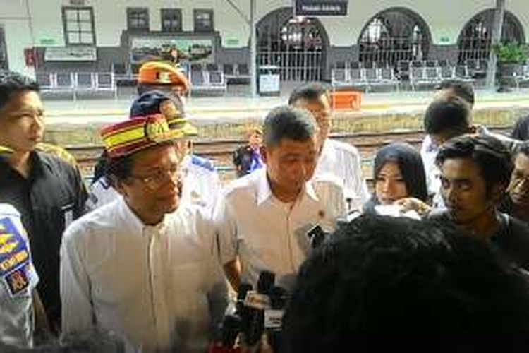 Menko Maritim Rizal Ramli dan Menhub Ignasius Jonan di Stasiun Senen, Jakarta, Rabu (29/6/2016)