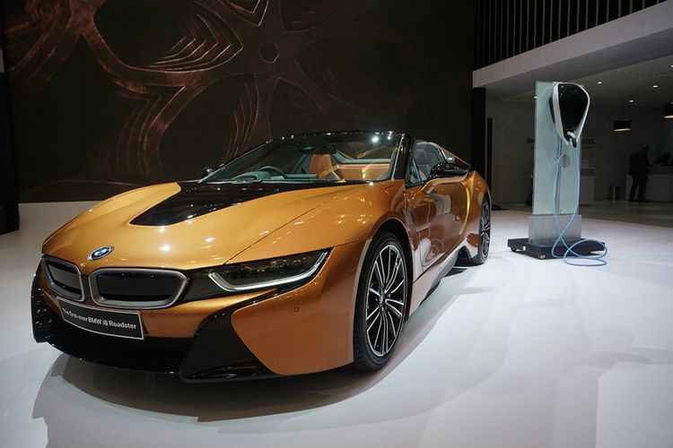 BMW Indonesia menghadirkan mobil plug in hybrid i8 Roadster di GIIAS 2018