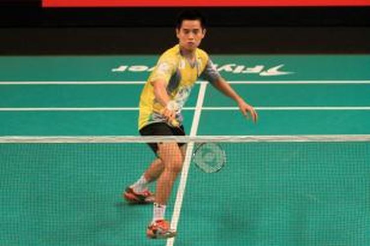 Pemain Musica Champion, Simon Santoso, bertahan dari serangan Warut Tankmanustong dari tim Granular Thailand pada babak penyisihan grup Djarum Superliga Badminton 2015 di GOR Lila Bhuana Denpasar, Bali, Rabu (28/1/2015). Simon menang 21-14, 21-15.