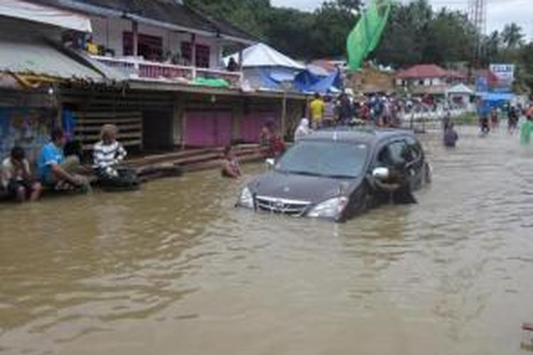 sejumlah kendaraan harus mematikan mesin dan didorong warga, akibat badan jalan di jalur transportasi darat yang menghubungkan lima kabupaten tergenang banjir di Kabupaten Konawe, Sulawesi Tenggara