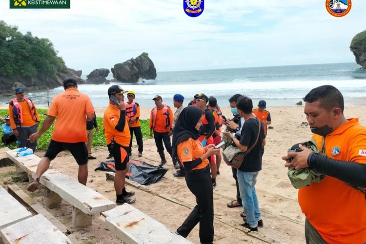 Petugas mengevakuasi korban tenggelam di pantai Jungwok, Gunungkidul Senin (7/11/2022)