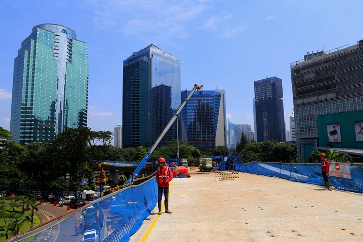 Suasana perkembangan proyek pembangunan simpang susun Semanggi, Jakarta, Kamis (23/2/2017). Pembangunan proyek yang diharapkan akan mengurai kemacetan lalu lintas di kawasan Semanggi tersebut ditargetkan selesai pada Agustus 2017.