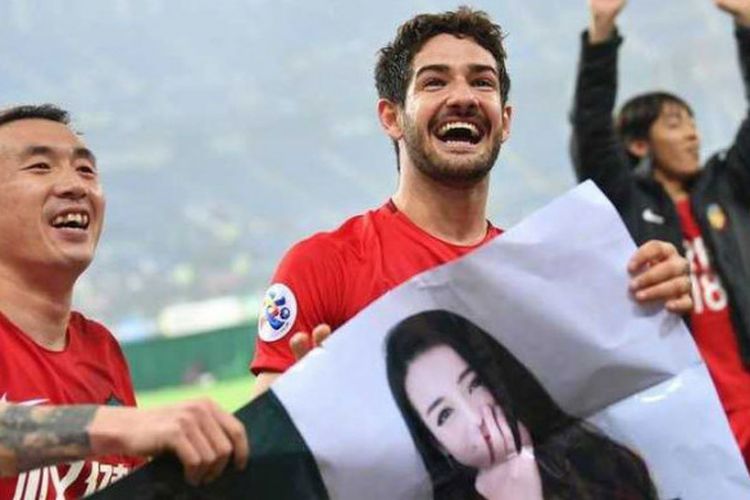 Pemain Tianjin Quanjian, Alexandre Pato (kanan) bersama rekan setimnya memegang poster yang berisi foto dirinya bersama artis China, Dilraba Dilmurat, yang diberikan fans, setelah menang 4-1 atas Jeonbuk Motors di Liga Champions Asia, Rabu (14/3/2018)