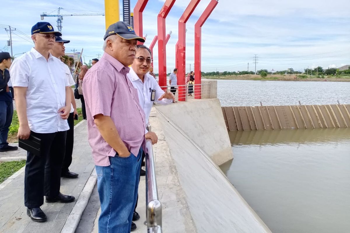 Menteri Pekerjaan Umum dan Perumahan Rakyat (PUPR) Basuki Hadimuljono meninjau Bendung Gerak Kanal Banjir Barat di Semarang, MinggU (29/12/2019).