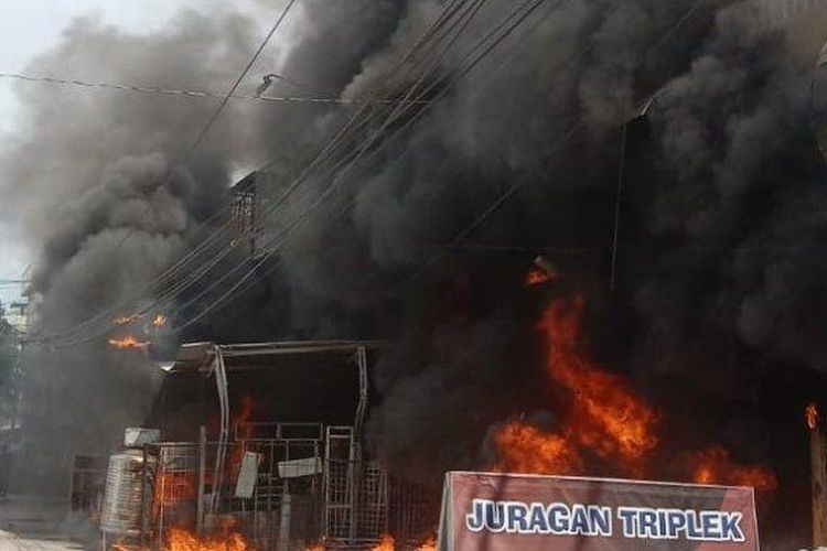 Suasana saat kebakaran di sebuah rumah toko (ruko) yang diduga gudang busa di Jalan Krakatau, atau tepatnya di seberang lapangan Gajah Mada Medan, Jumat (16/6/2023). Akibat kejadian ini arus lalu lintas tersendat. 