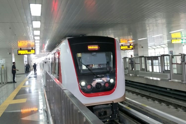 LRT Jakarta beroperasi secara komersial mulai Minggu (1/12/2019). Foto diambil di Stasiun Velodrome. 