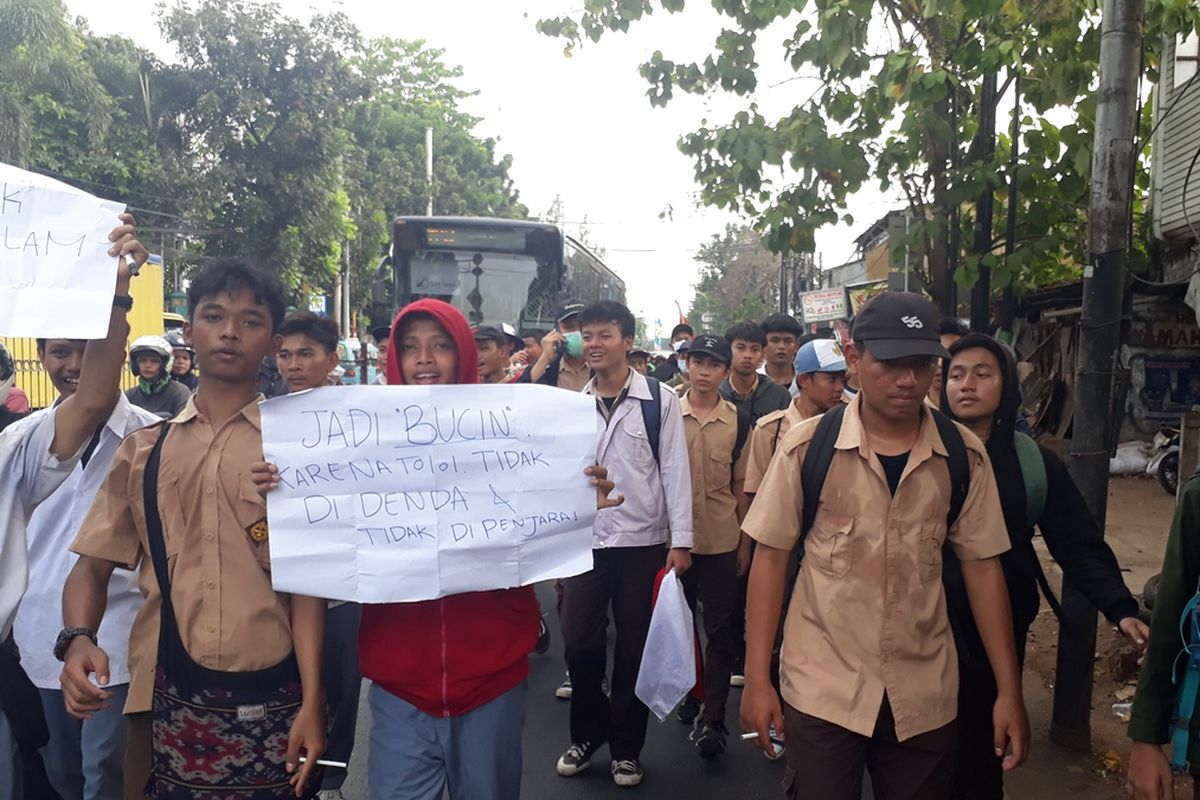 Sejumlah pelajar SMA berjalan kali di Jalan Raya Bogor, Kramat Jati, Jakarta Timur, menuju Gedung DPR/MPR RI, Jakarta Pusat, Rabu (25/9/2019).