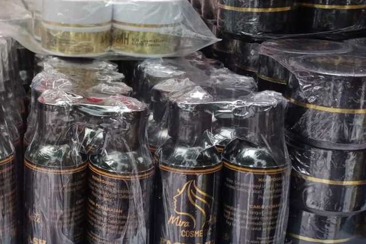 Beberapa contoh produk kecantikan yang disebut mengandung bahan berbahaya saat diekspose Polda Sulsel, pada Jumat (8/11/2024).