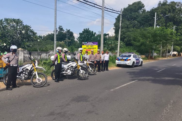 Kepolisian Resor (Polres) Sumenep, Jawa Timur, mulai menandai sejumlah titik jalan yang rawan kecelakaan jelang libur panjang hari raya Waisak, Rabu (22/5/2024). 