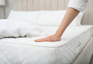 Trik Ampuh Membuat Kasur Lebih Nyaman Hanya dalam 5 Menit