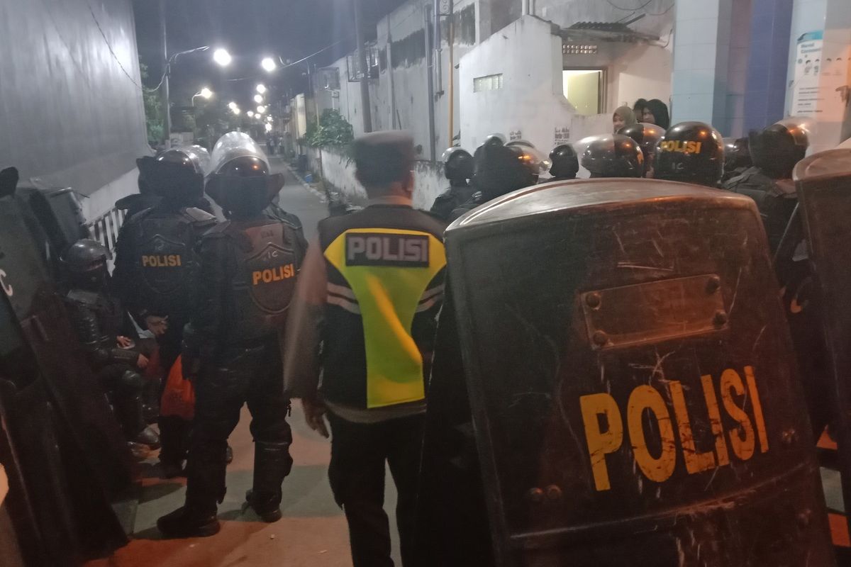 Petugas gabungan dari Polda Jatim dan Polres Jombang melakukan upaya jemput paksa terhadap MSA, tersangka kasus pencabulan, Kamis (7/7/2022).