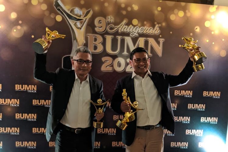 Dirut Bank BRI Sunarso menerima penghargaan di ajang Anugerah BUMN 2020. Selain kategori CEO, Bank BRI menyabet penghargaan di kategori korporasi. (DOK. Bank BRI)