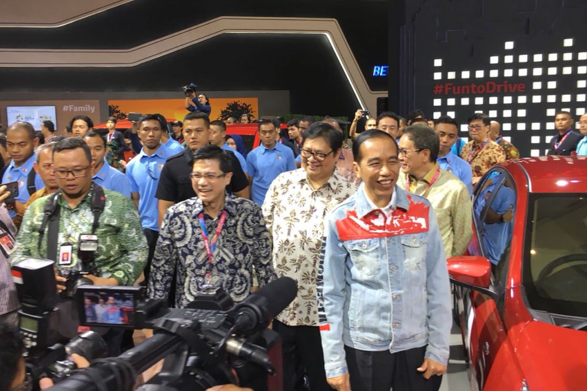 Presiden Joko Widodo membuka ajang IIMS 2018, di JIEXpo, Kemayoran, Jakarta Pusat, Kamis (19/4/2018), mampir ke stan Toyota Indonesia. 