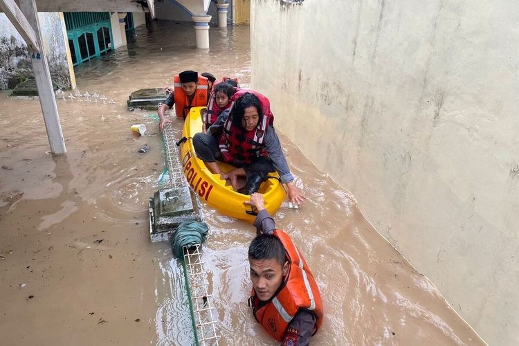 Sebanyak 3.500 orang mengungsi akibat banjir di Kota Serang, Banten, Selasa (1/3/2022).