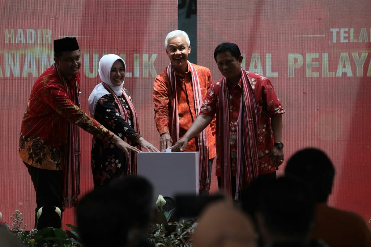 Gubernur Jawa Tengah Ganjar Pranowo bersama Bupati Klaten Sri Mulyani melakukan soft launching Mal Pelayanan Publik (MPP) di Kabupaten Klaten, Selasa (22/11/2022).