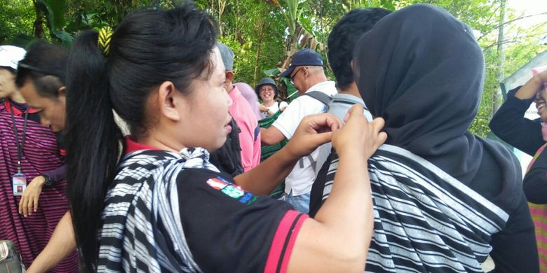 Wisatawan ke situs budaya Benteng Liya, Wakatobi, Sulawesi Tenggara harus mengenakan kain tenun adat setempat.