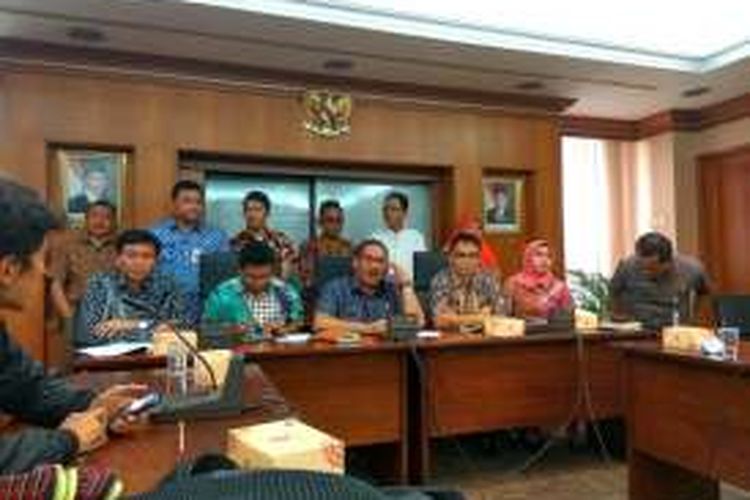 Wali Kota Jakarta Barat Anas Effendi menggelar rapat di kantornya membahas aduan warga, Jumat (23/9/2016).