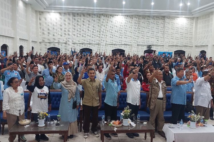 Anggota Dewan Pengarah Tim Kampanye Nasional (TKN) Hashim Djojohadikusumo memberi motivasi kepada pendukung Prabowo-Gibran di Salatiga