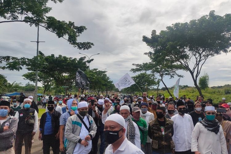 Massa simpatisan Pemimpin FPI Rizieq Shihab berkerumun di kawasan Mapolres Tangerang Selatan, Selasa (15/12/2020)
