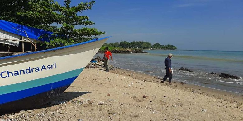 Proses pengolahan sampah plastik dari masyarakat pesisir diolah menjadi tiga jenis bahan bakar minyak oleh se kelompok warga Kota Cilegon, Banten