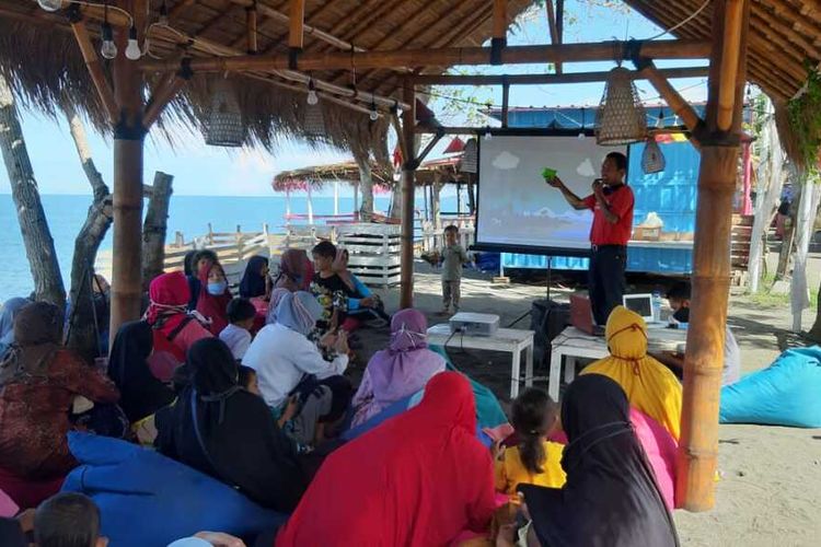 Kegiatan edukasi soal penyu di kawasan konservasi penyu di Pantai Mapak Indah, Kota Mataram, NTB.