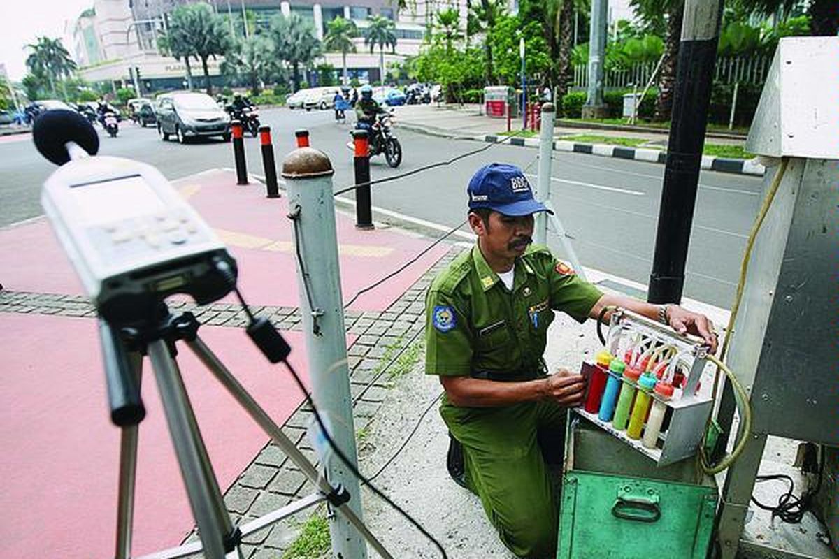 Petugas mengukur tingkat polusi udara di Jakarta.