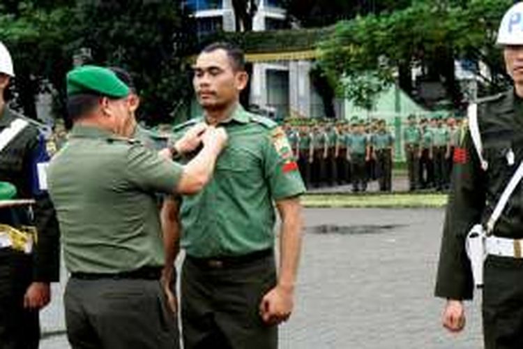 KOMPAS.com / Mei Leandha - Terlibat narkoba, Kasdam I Bukit Barisan Brigjen TNI Tiopan Aritonang melepas seragam dinas TNI Praka Agus pada upacara PDTH, Senin (07/11/2016)