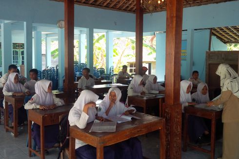 Atap Ruang Kelas Runtuh Dimakan Rayap, Proses KBM Siswa Terganggu