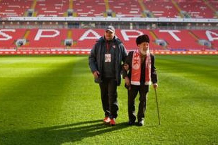 Suporter Spartak Moskwa berusia 102 tahun, Otto Fischer (kanan).