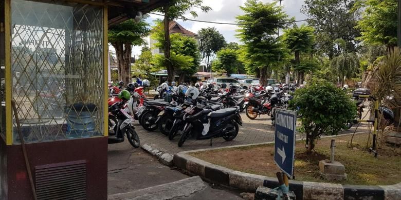 Parkir sepeda motor di Taman Ismail Marzuki (TIM), Cikini, Jakarta Pusat.