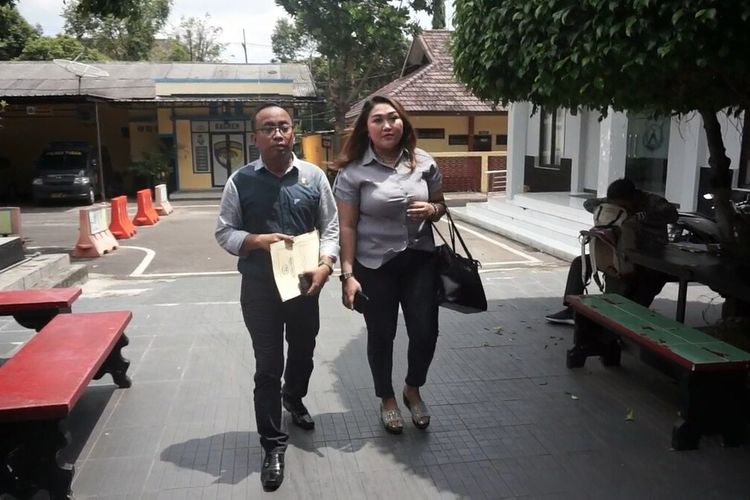 Ernawati (36), pedagang kelontong asal Desa Latsari, Kecamatan Bancar, Kabupaten Tuban, Jawa Timur, didampingi kuasa hukumnya mendatangi Polres Tuban, untuk melaporkan dugaan penipuan berkedok dukun penglarisan yang menimpanya.
