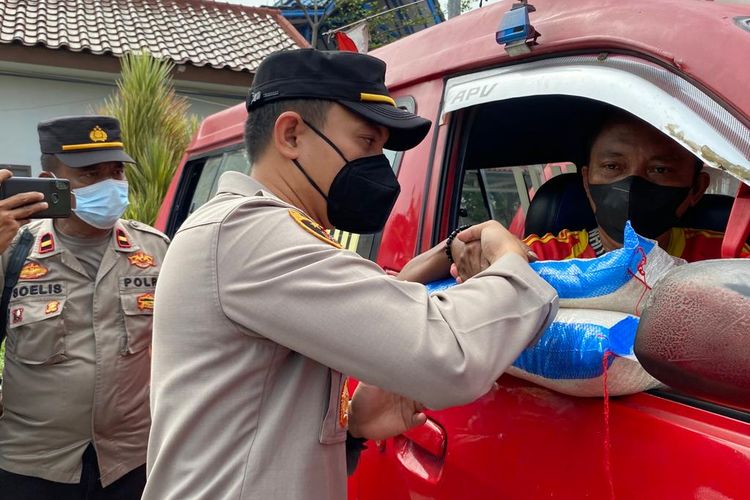 Sopir angkot di kawasan Muara Baru mendapatkan bantuan sosial berupa beras sebesar 10 kg dari Polsek Kawasan Muara Baru, Jakarta Utara, Sabtu (10/9/2022). 