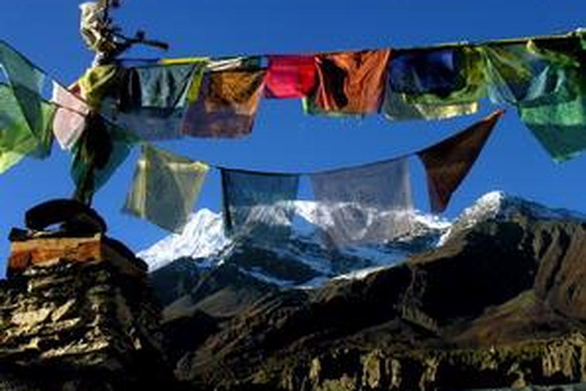 Barisan bendera doa dan gunung salju. 