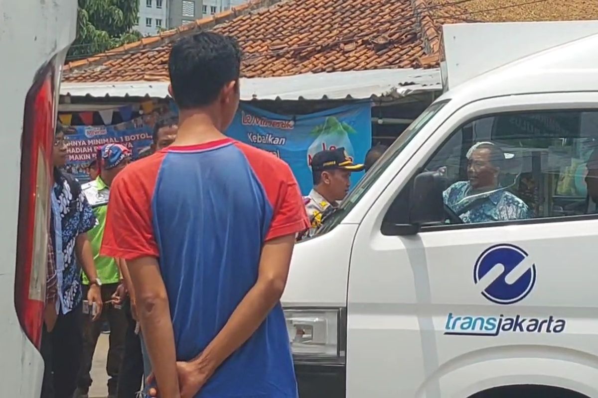Mobil JakLingko saat dikerubungi pengurus PO bus AKAP di Terminal Lebak Bulus, Kebayoran Lama, Jakarta Selatan, Kamis (12/10/2023).